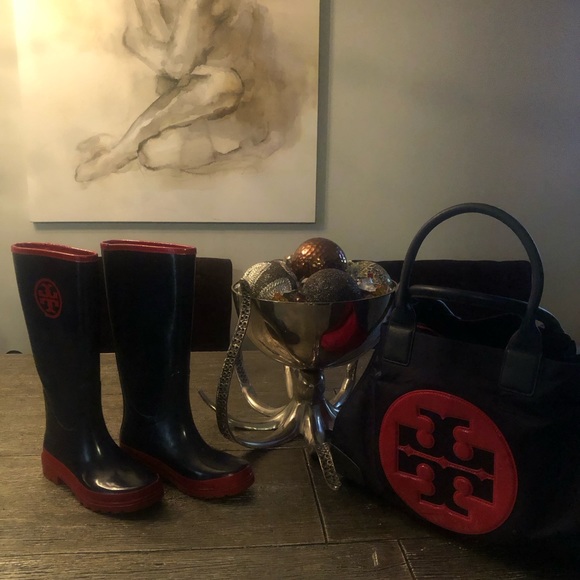 Tory Burch Rain Boots and matching bag! Excellent condition like brand new - Picture 4 of 4